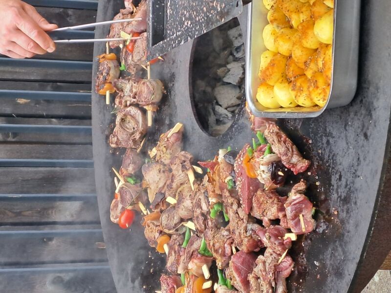 wildes-grillen-aus-dem-wald-auf-den-tisch