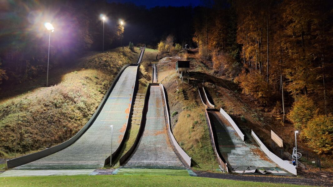 1-abendsprunglauf-bei-flutlicht-auf-den-kreuzbergschanzen-einladung-zur-premiere-in-der-rhon-arena