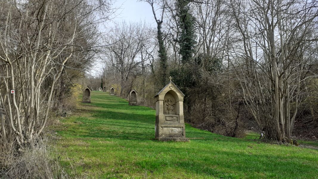 kinderkreuzweg-am-stationsberg-der-wallfahrtskirche-maria-im-grunen-tal
