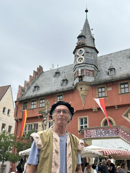ochsenfurter-fuhrungen-zum-weltgastefuhrertag-rathausuhr