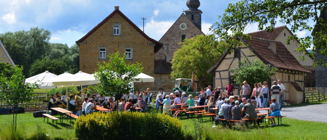 bieranstich-am-brauhaus-mit-bewirtung-und-musik