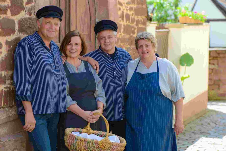 kostumfuhrung-der-fischer-un-sei-fraa