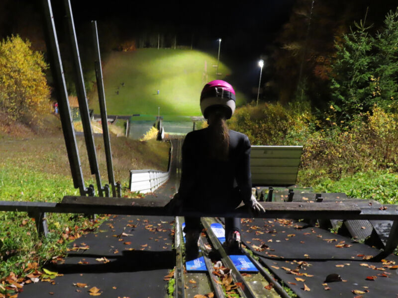1-abendsprunglauf-bei-flutlicht-auf-den-kreuzbergschanzen-einladung-zur-premiere-in-der-rhon-arena