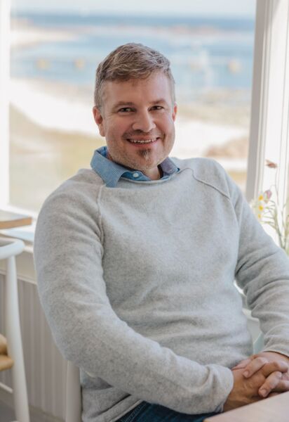 michael-korb-liest-schatten-uber-somarken