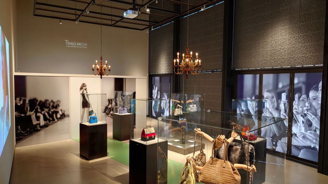 sonderausstellung-trag-mich-handtaschen-aus-100-jahren