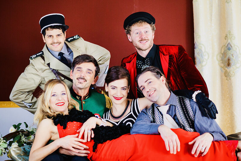 ganz-paris-traumt-von-der-liebe-ein-theaterstuck-mit-stefanie-hertel